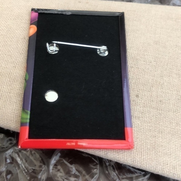 Vintage Disney Snow White Button Brooch - Picture 2 of 3